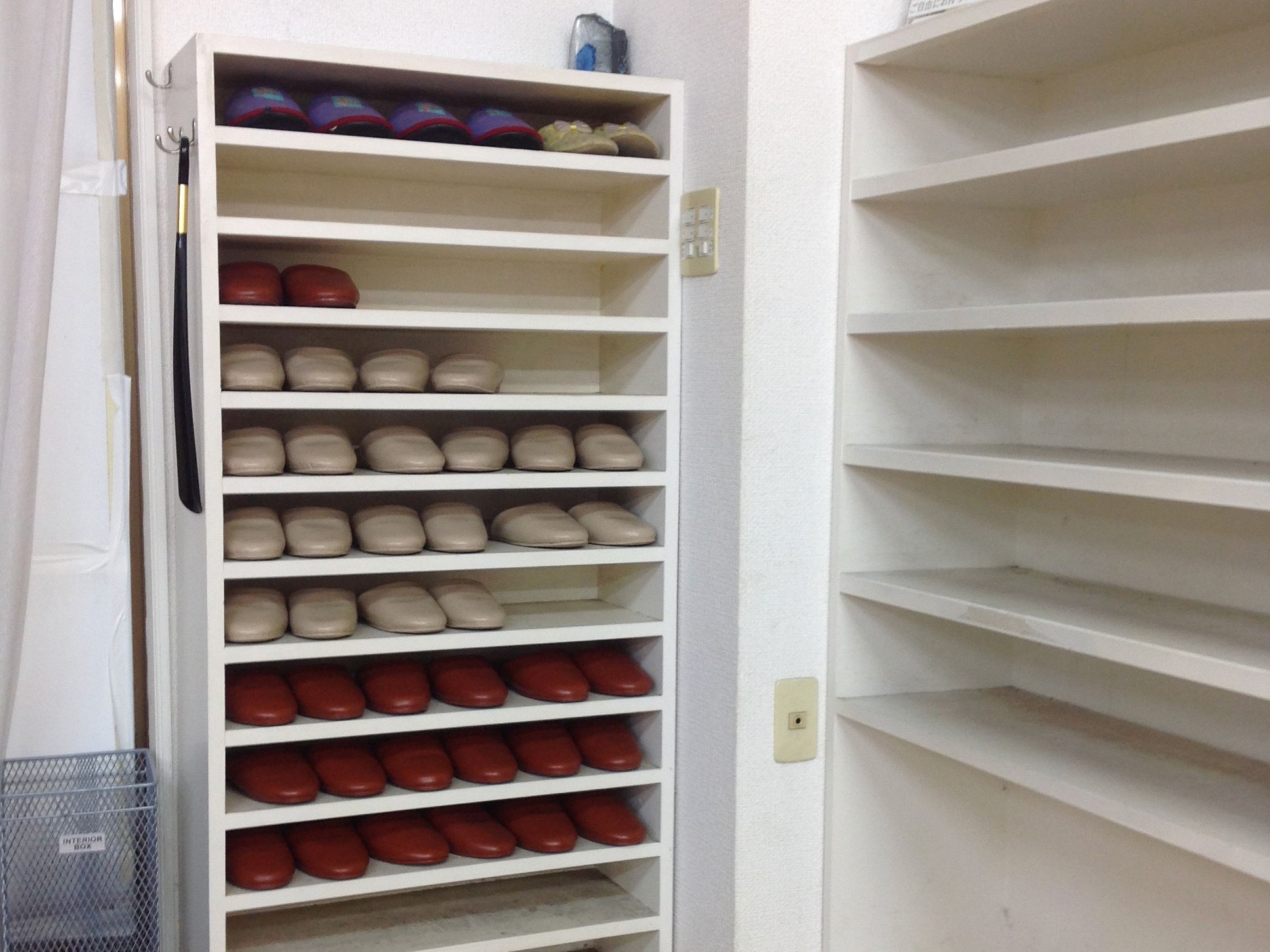 ホール後方右 入り口　スリッパ・下足入れ